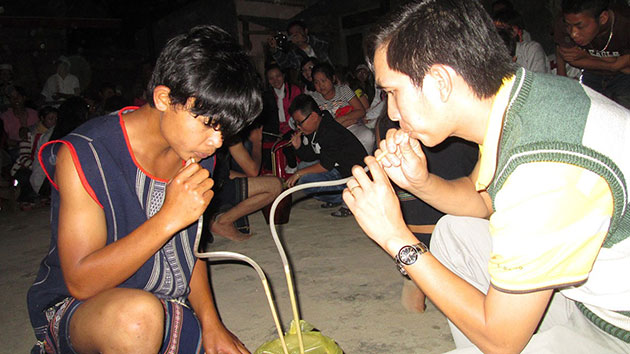 uống rượu cần ở Đà Lạt