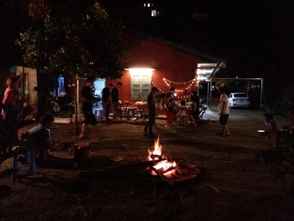 đốt lửa trại ở HT Farmstay Đà Lạt